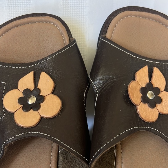 Size 3 Girls (US) Brown & Tan Flower Sandals - Picture 4 of 13